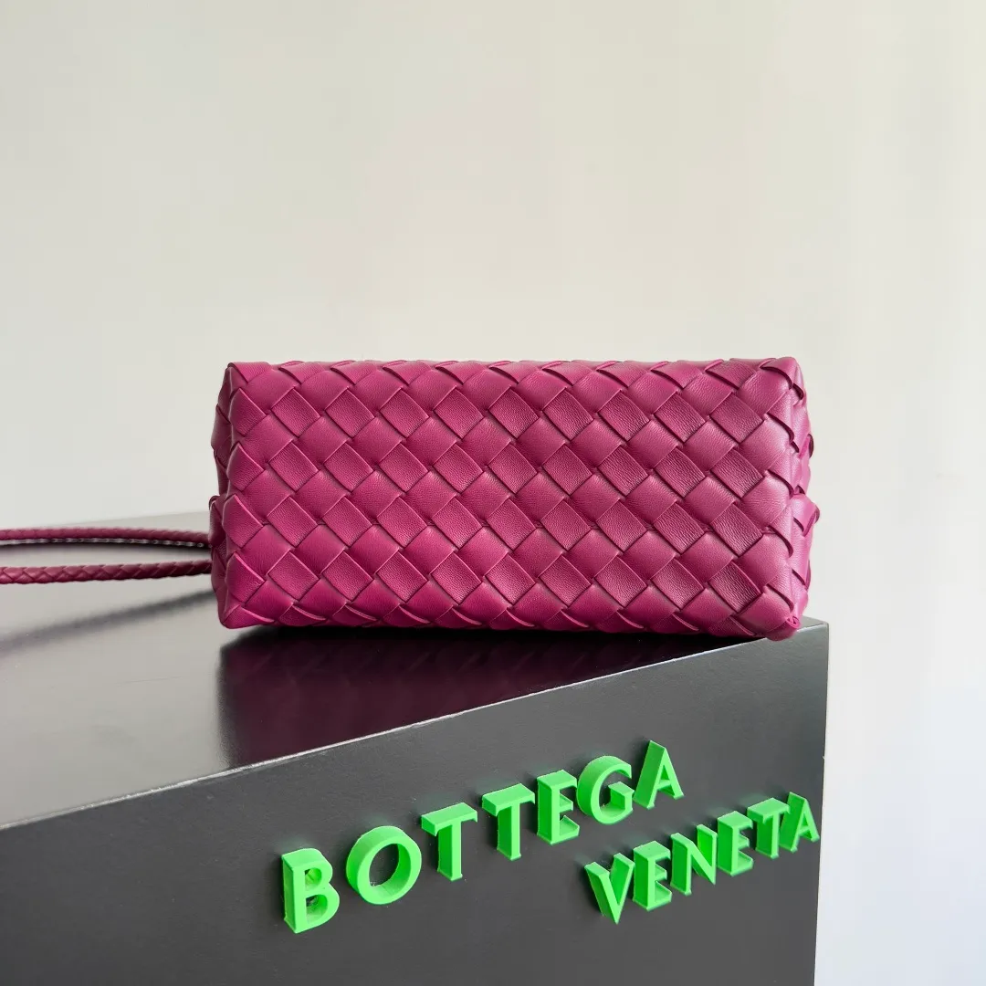 The 2023 new Andiamo batch of 1860 BV has been shipped‼ ️Really popular🔥The new Andiamo woven handbag launched by Bottega Veneta this season is really popular all over the world! ! Celebrities at home and abroad have worn it, and Oscar-winning actress Michelle Yeoh has taken it out on the street. Song Jia, Trai Yara, Yu Feihong, Sanji Ayaka, Rosie Hunting-Whiteley, Yoshioka Riho, etc. have all picked up this bag. It is classic and versatile, showing off its temperament, and the bag capacity is also large, which is very convenient for daily commuting! ! A variety of carrying methods, the shoulder straps can be adjusted by yourself, the original lambskin feels soft and delicate, and the unisex style breaks gender boundaries and brings a more practical and longer-lasting use experience. Andiamo, which has both elegant and casual styles, perfectly interprets the true appearance of "fashionable old money style". Style number: 743568 Size: 25*22*10.5cm